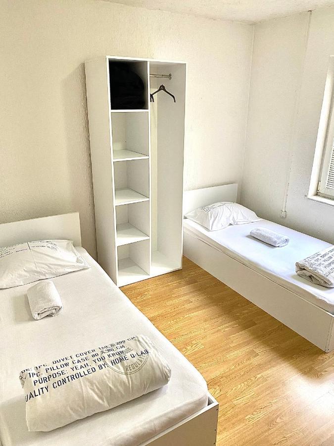 Bus Station Hostel Pristina Exteriör bild