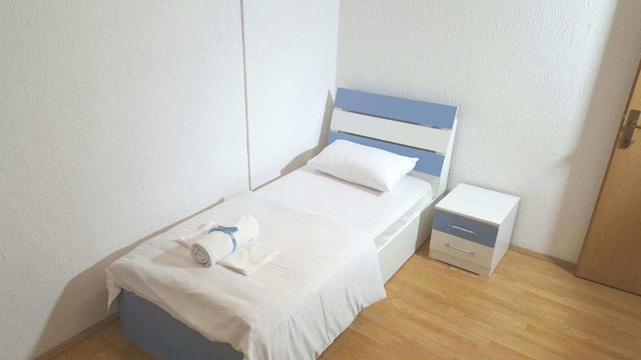 Bus Station Hostel Pristina Exteriör bild