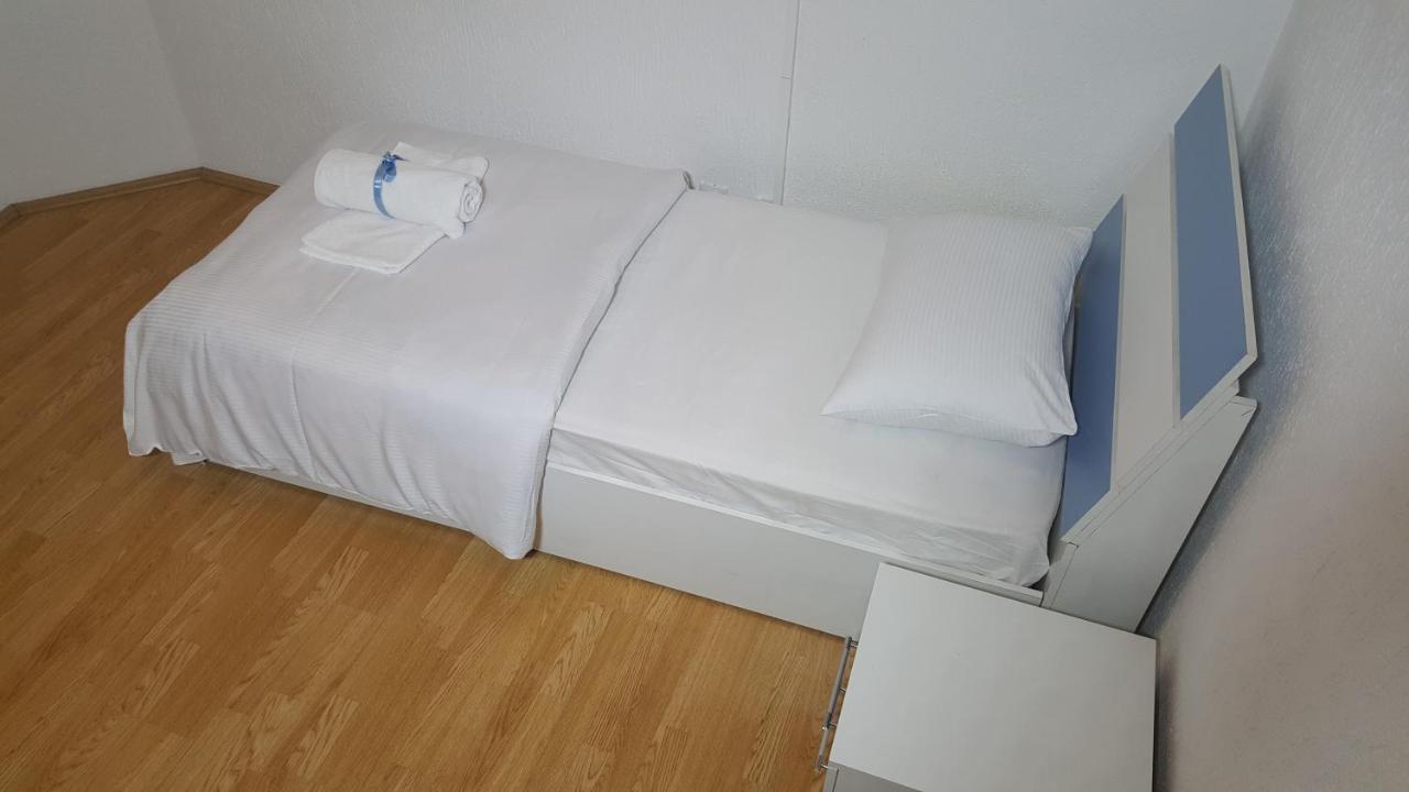 Bus Station Hostel Pristina Exteriör bild